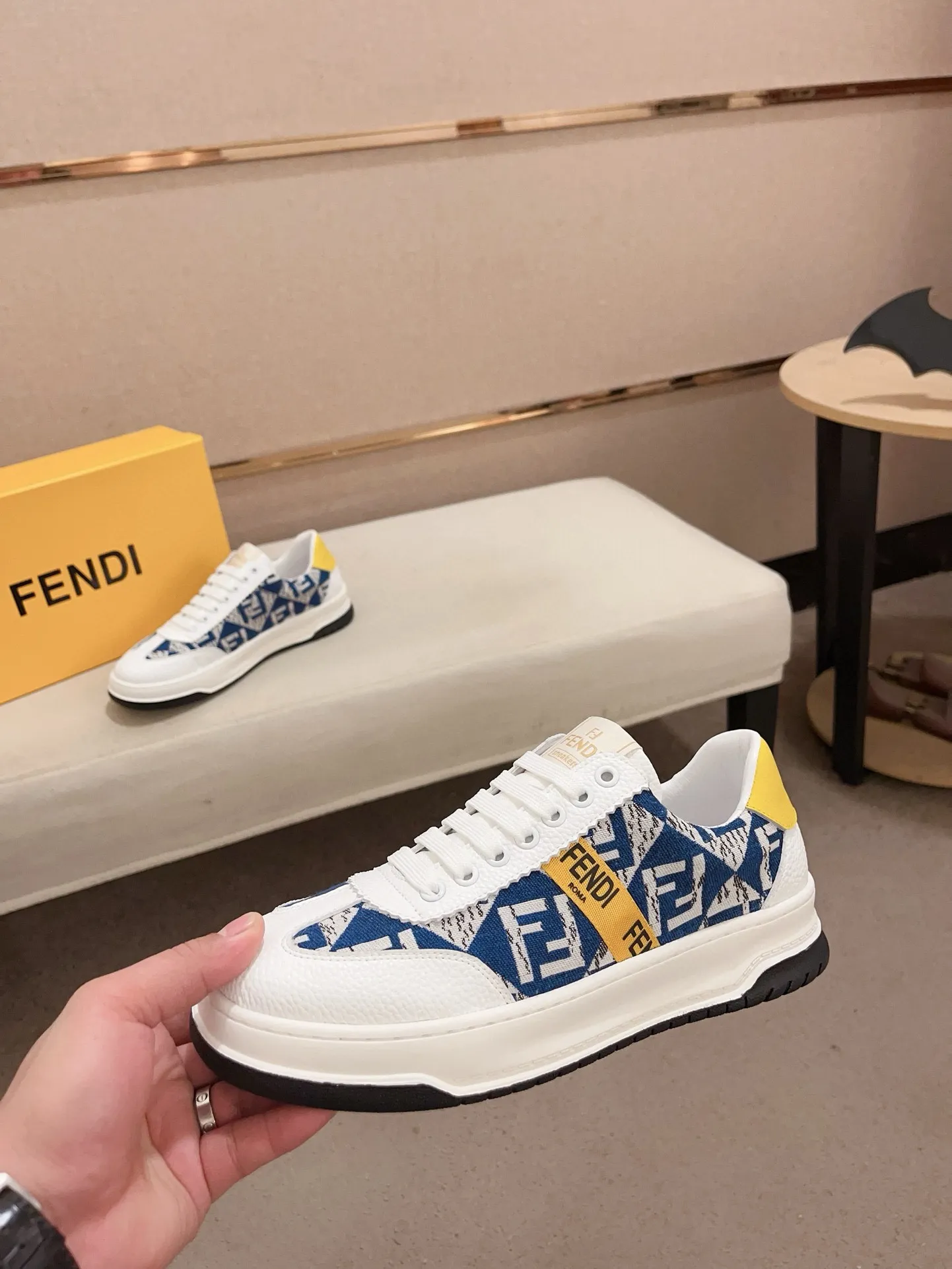 Men's shoes💰: 400💰[Fendi] Fendi's latest casual shoes for men! Available at counters simultaneously! A one-to-one replica of the original. All imported official website one-to-one cowhide fabric. The interior is made of top-grade sheepskin, and the original factory-supplied rubber outsole is used. Leading new fashion concepts. Matching code: 38-44. (can be customized for 45 non-refundable)